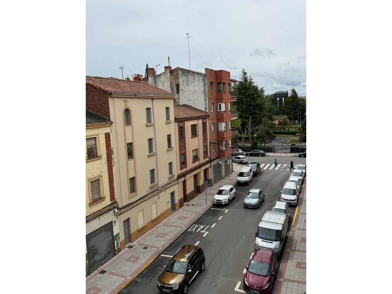 Vista exterior de Piso en venta en León Capital  con Trastero
