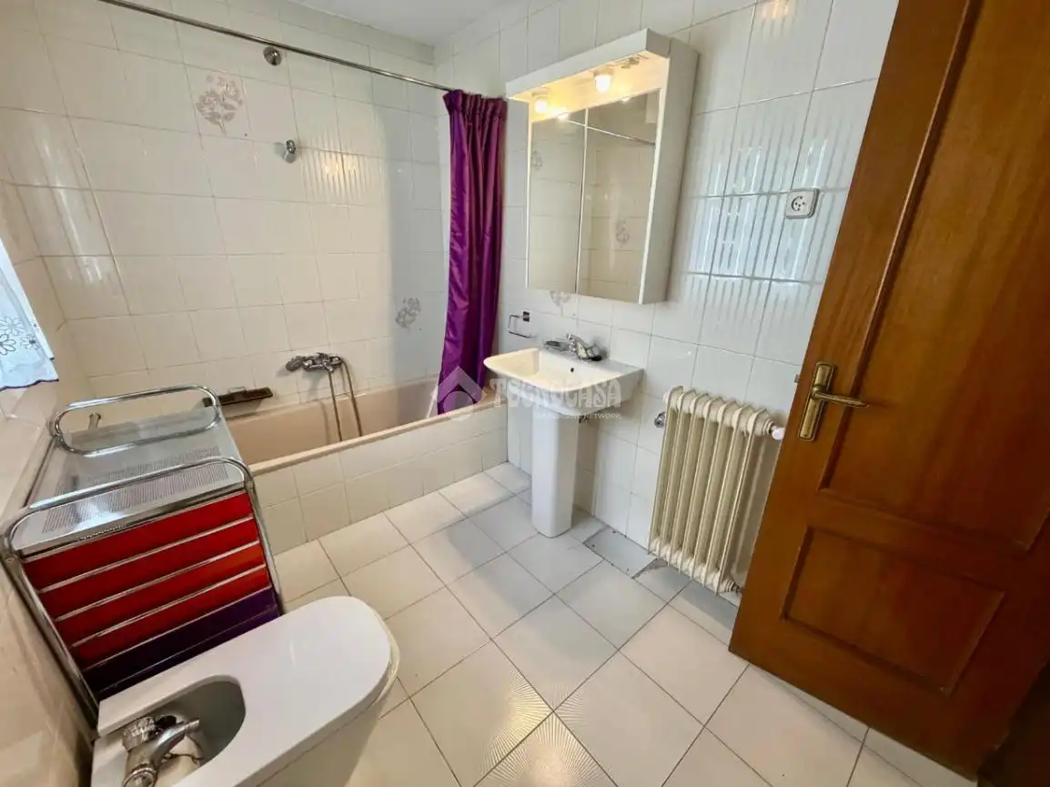 Baño de Piso de alquiler en León Capital  con Aire acondicionado y Calefacción
