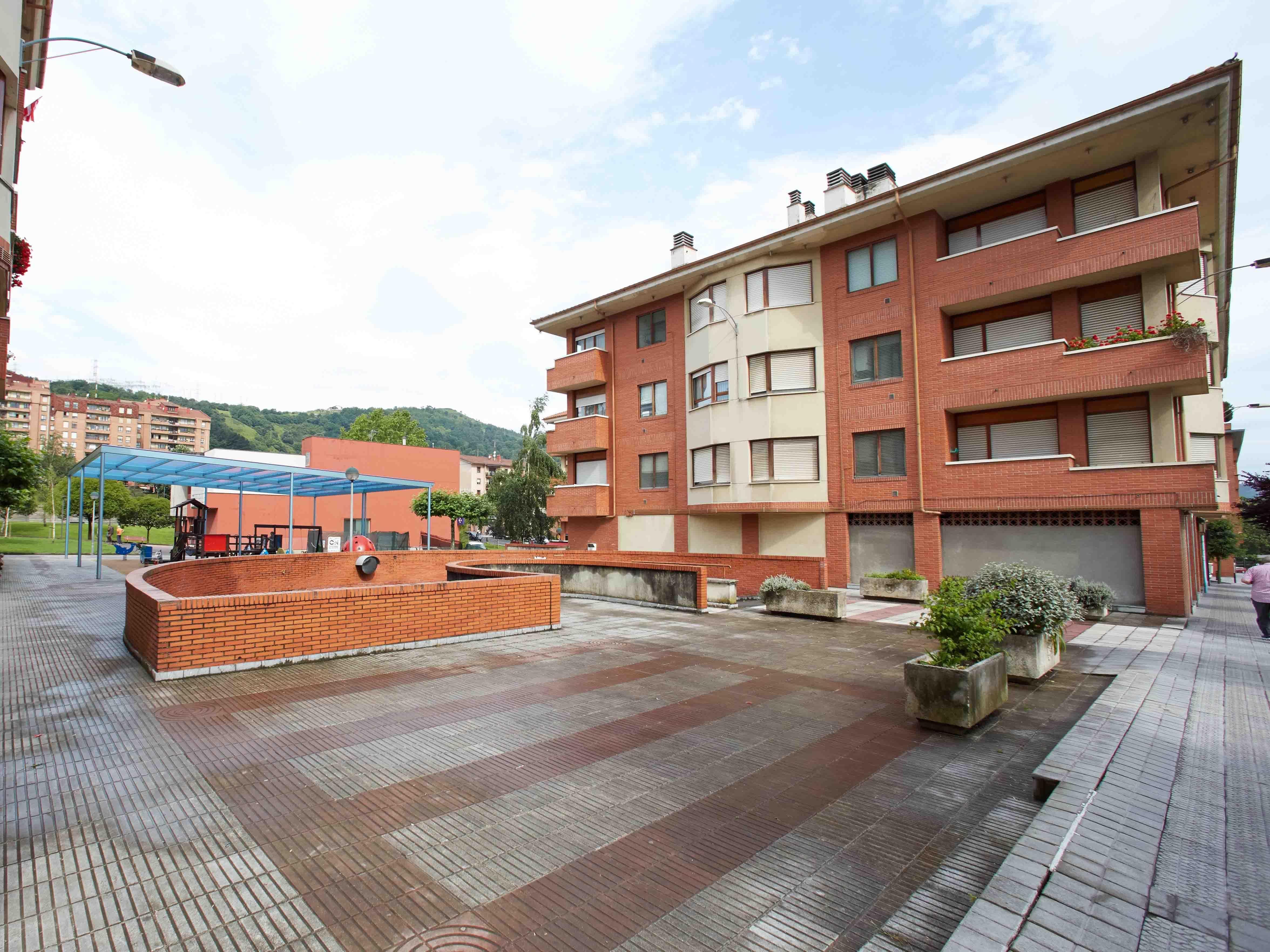 Vista exterior de Garatge en venda en Basauri 