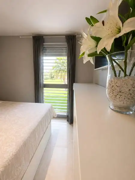 Schlafzimmer von Wohnung zum Verkauf in Manilva mit Klimaanlage, Heizung und Privatgarten