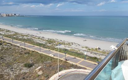 Vista exterior de Apartament en venda en La Manga del Mar Menor amb Aire condicionat, Jardí privat i Terrassa