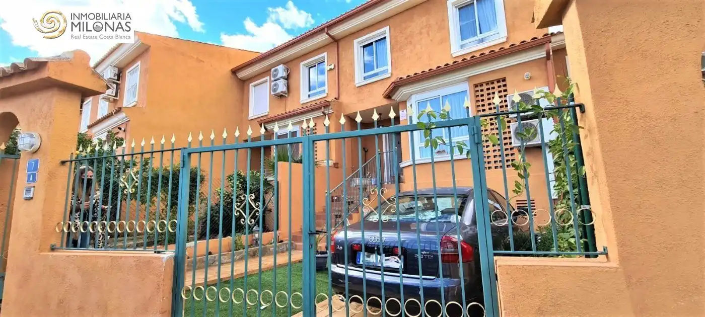 Vista exterior de Casa o xalet en venda en L'Alfàs del Pi amb Aire condicionat, Calefacció i Jardí privat