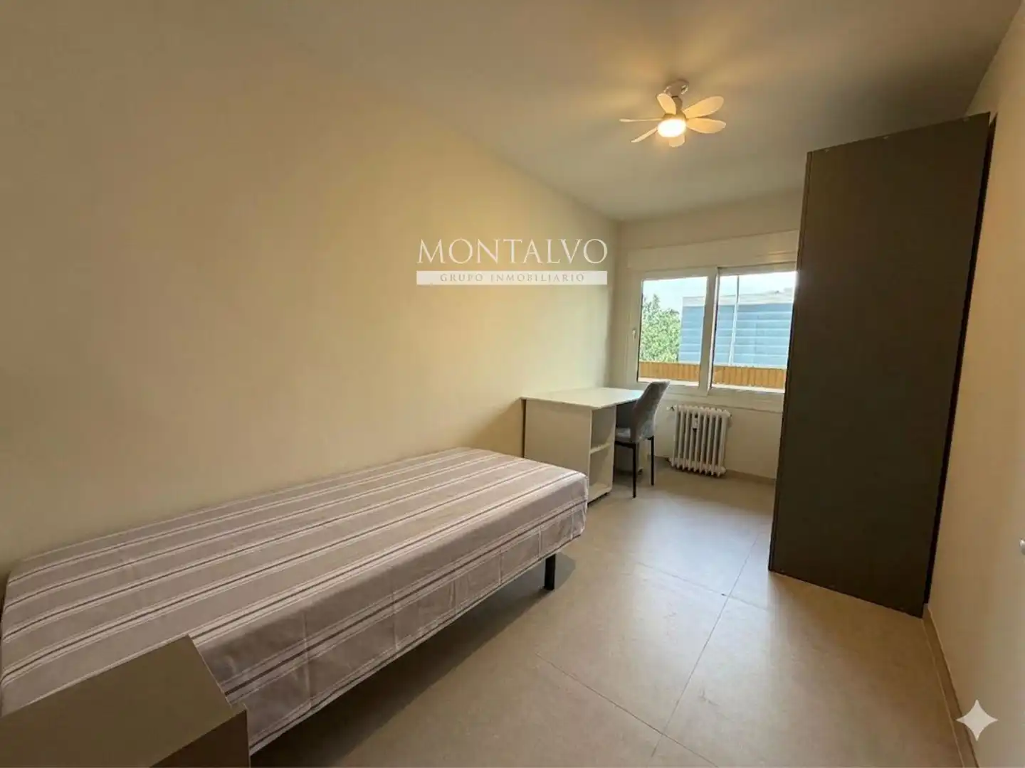 Habitación de Piso de alquiler en Granada con Lavadora, Microondas y TV