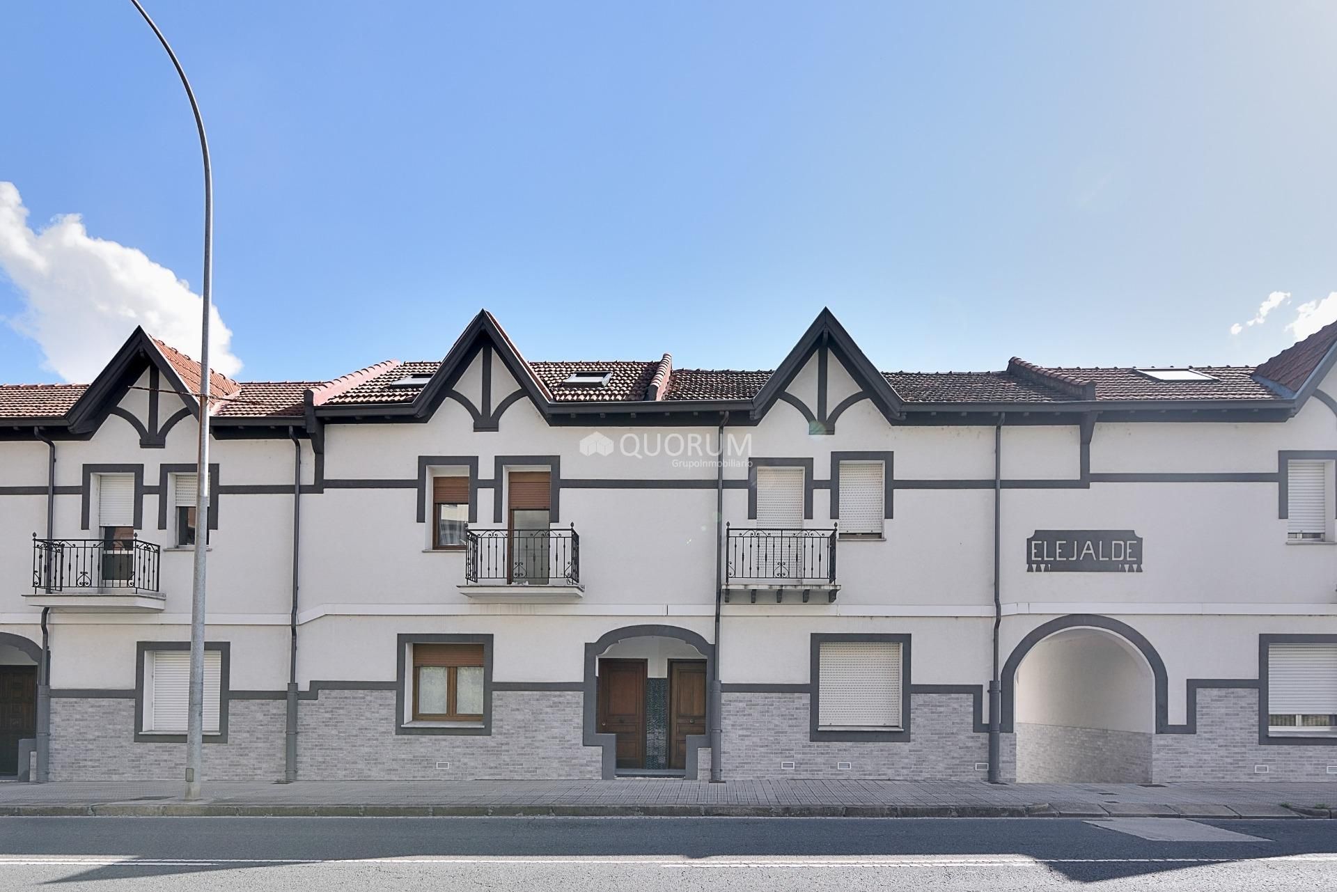 Vista exterior de Casa adosada en venda en Basauri  amb Balcó