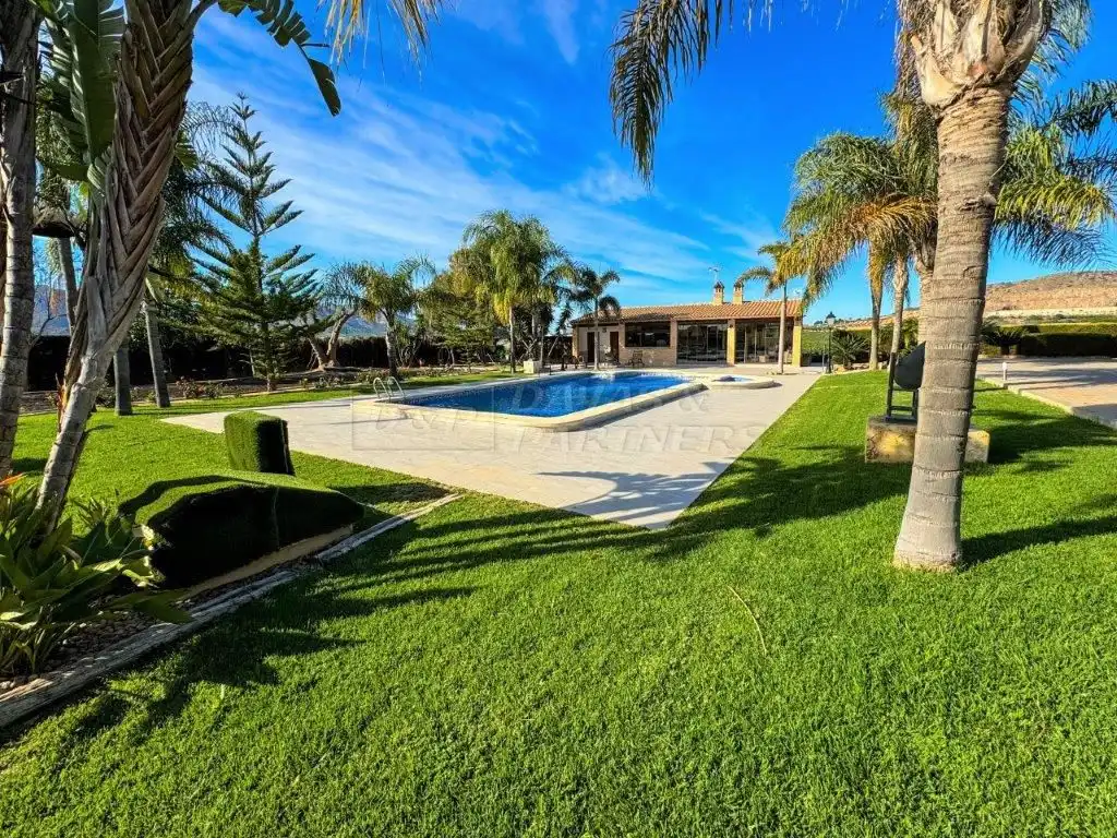 Vista exterior de Casa o xalet en venda en Orihuela amb Aire condicionat, Jardí privat i Traster