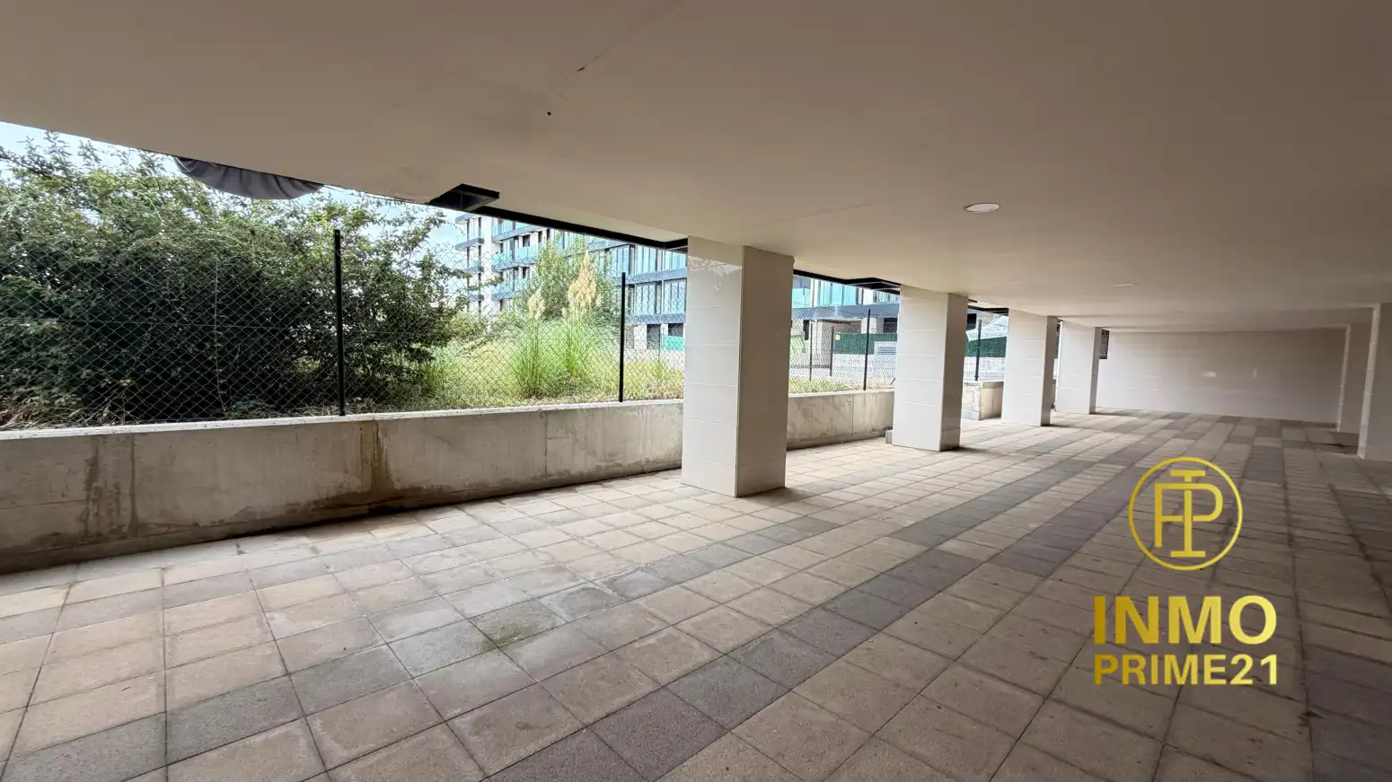Terrassa de Local de lloguer en Mompia