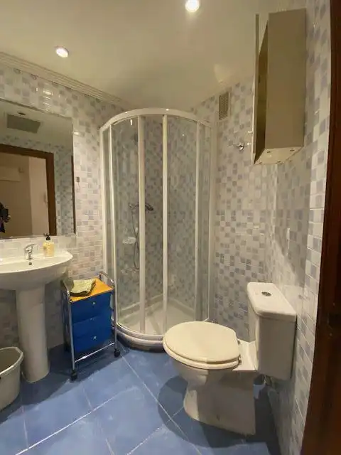 Badezimmer von Wohnung zur Miete in Oviedo  mit Heizung und Möbliert