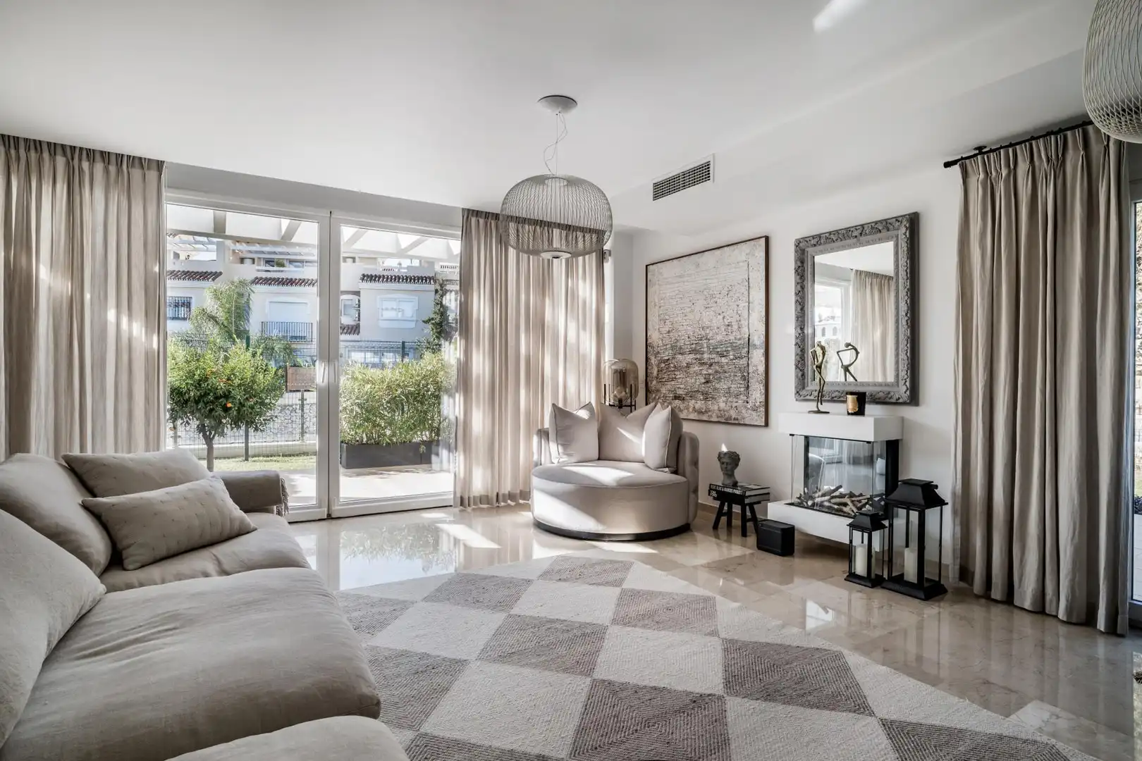 Wohnzimmer von Einfamilien-Reihenhaus zur Miete in Mijas mit Klimaanlage, Terrasse und Schwimmbad