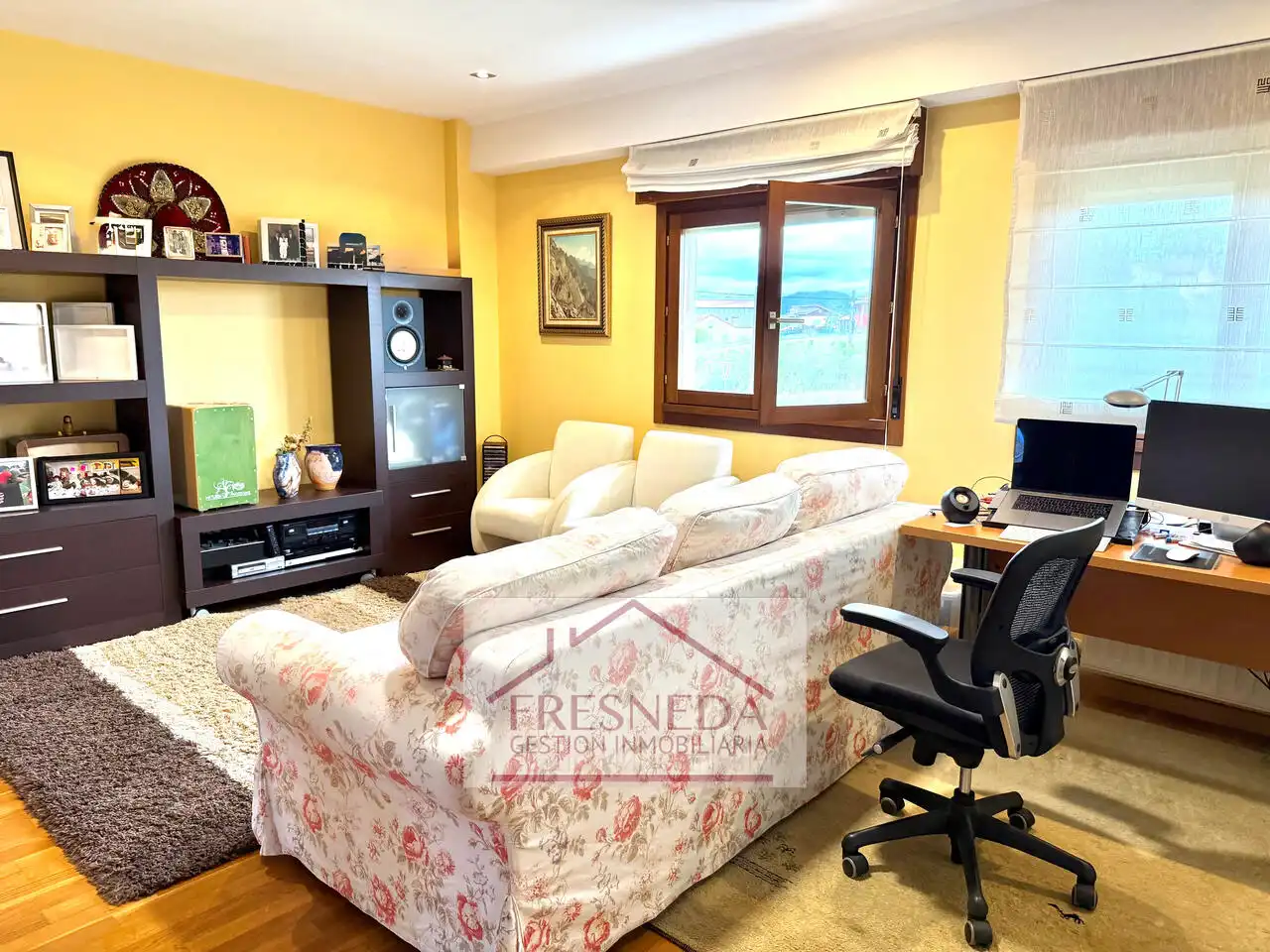 Sala d'estar de Casa adosada en venda en Siero amb Calefacció, Jardí privat i Parquet