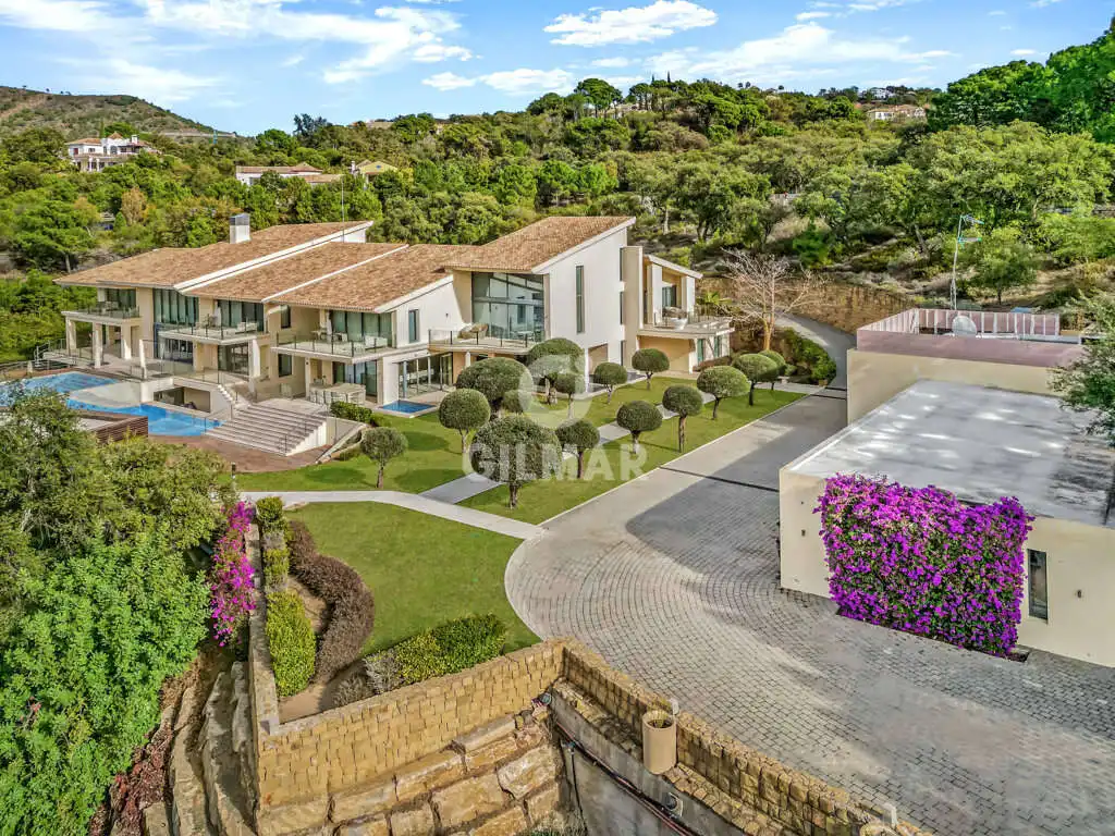 Vista exterior de Casa o xalet en venda en Benahavís amb Calefacció, Jardí privat i Piscina
