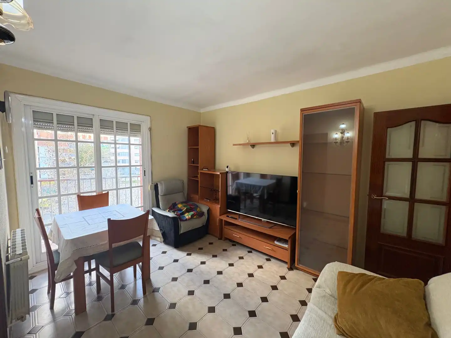 Sala de estar de Piso en venta en L'Hospitalet de Llobregat con Calefacción, Horno y Alarma