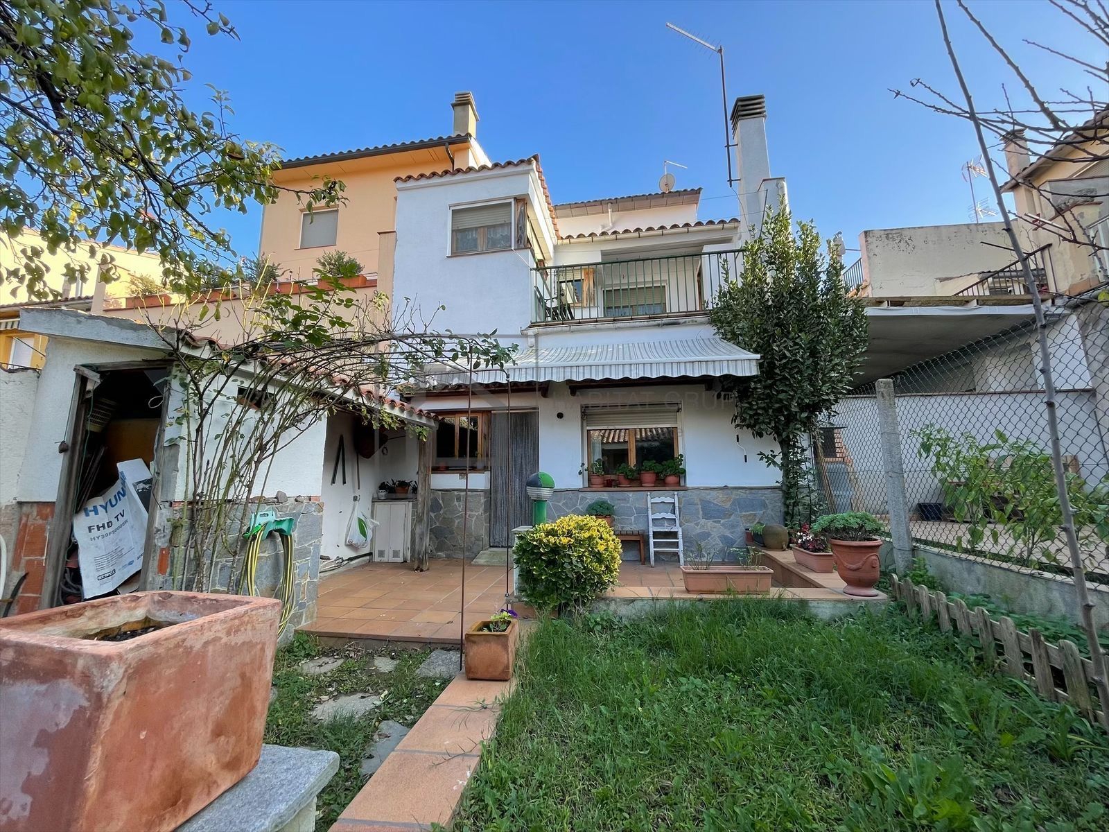 Vista exterior de Casa adosada en venda en Manlleu amb Aire condicionat, Calefacció i Jardí privat
