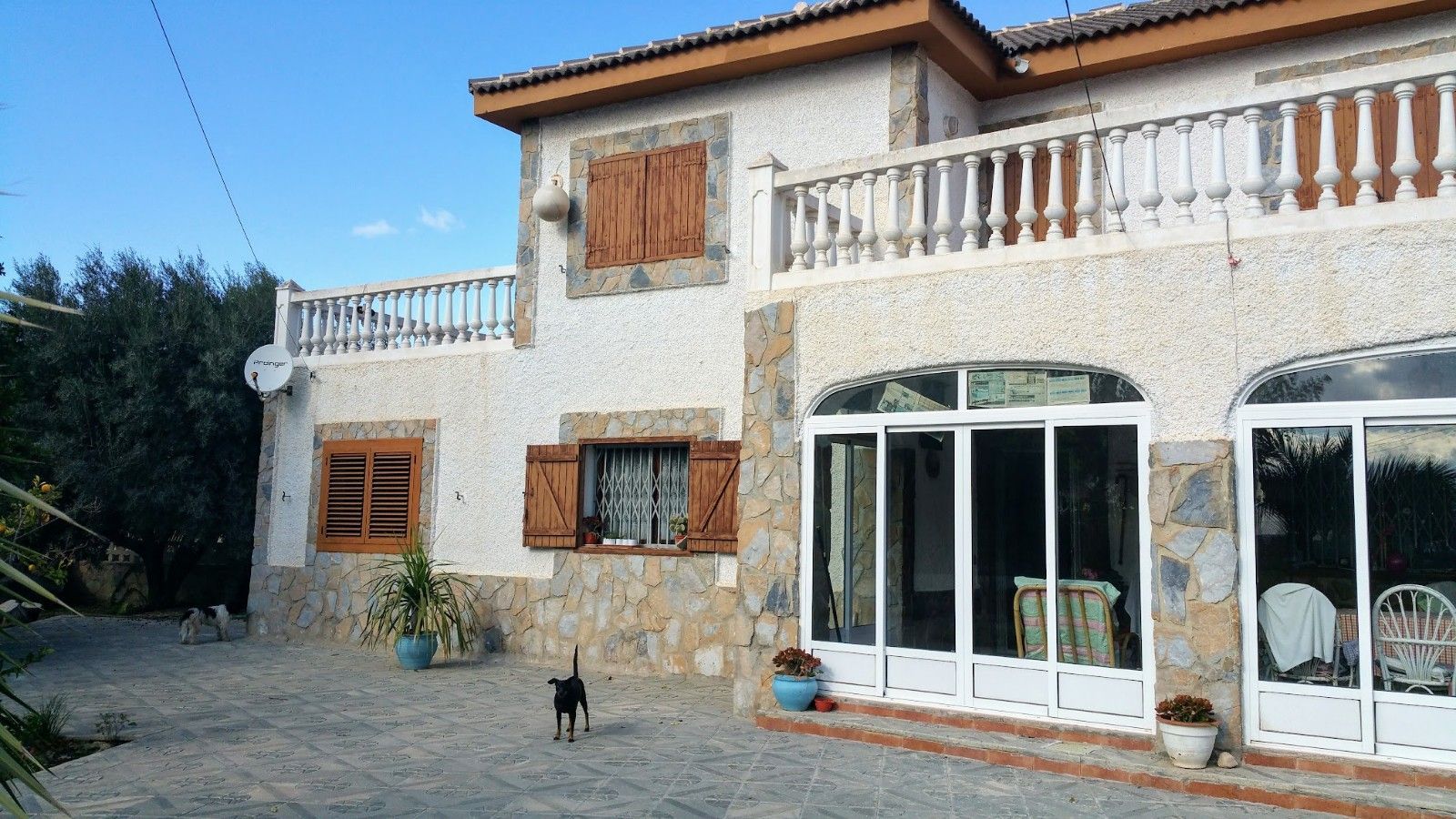 Vista exterior de Casa o xalet en venda en San Vicente del Raspeig / Sant Vicent del Raspeig amb Aire condicionat, Jardí privat i Terrassa