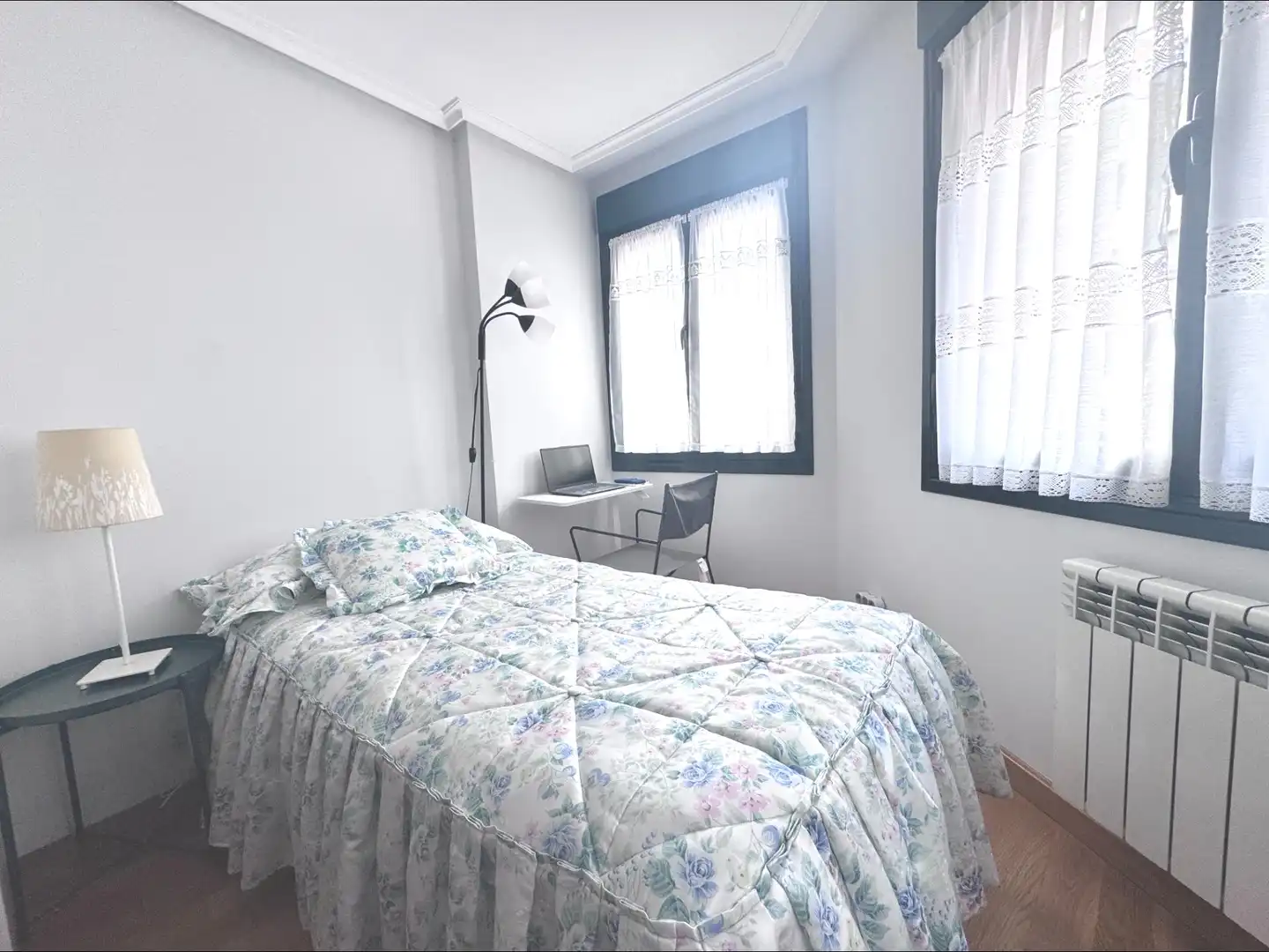 Habitación de Estudio de alquiler en Oviedo  con Calefacción y Amueblado
