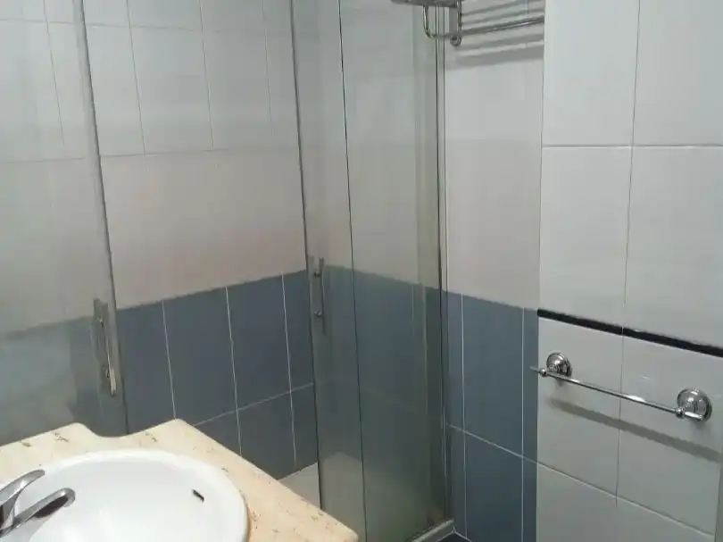 Baño de Piso de alquiler en Nigrán con Jardín privado, Parquet y Amueblado