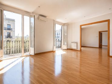 Apartment with balcony for sale in Eixample