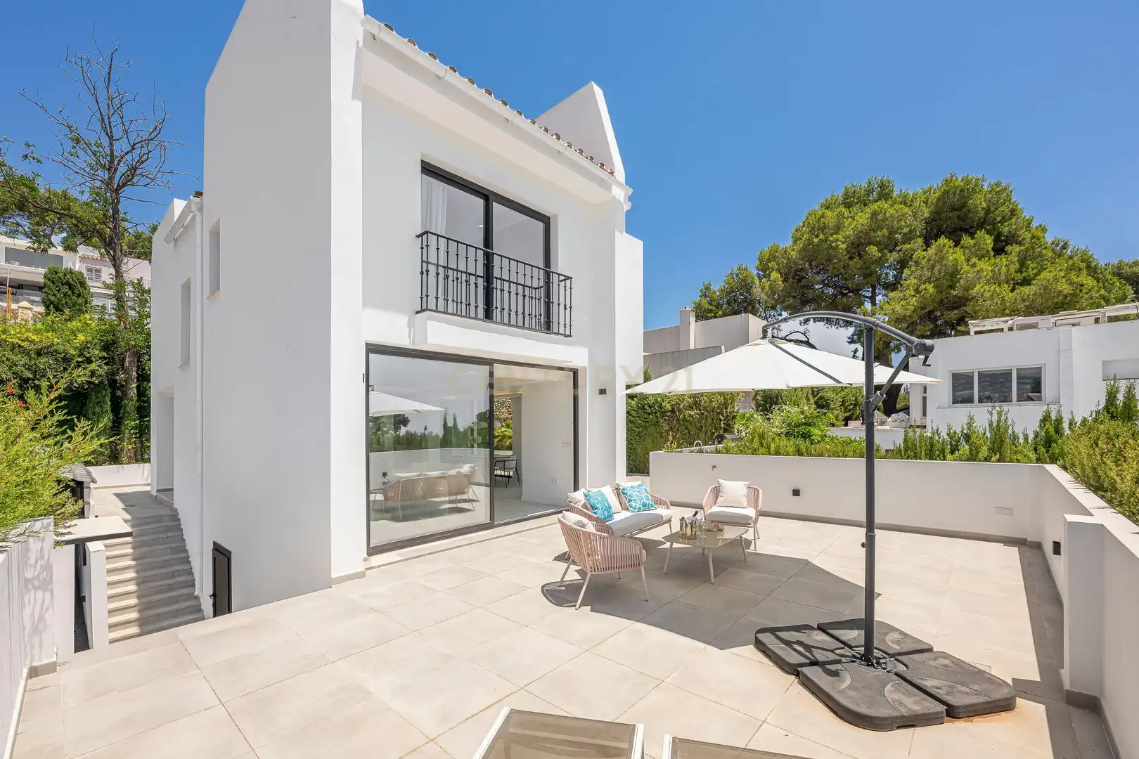 Terrasse von Haus oder Chalet zum Verkauf in Marbella mit Klimaanlage, Privatgarten und Abstellraum