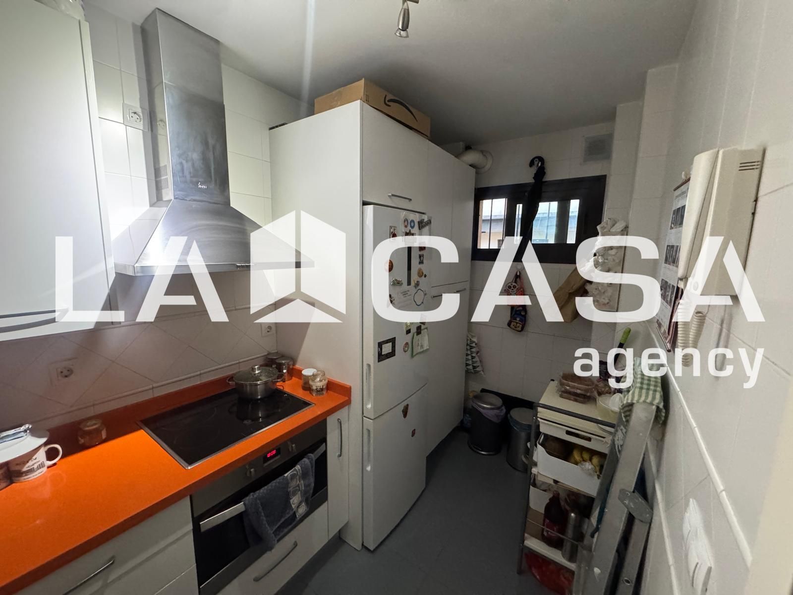 Kitchen of Flat for sale in  Sevilla Capital  with Air Conditioner and Storage room