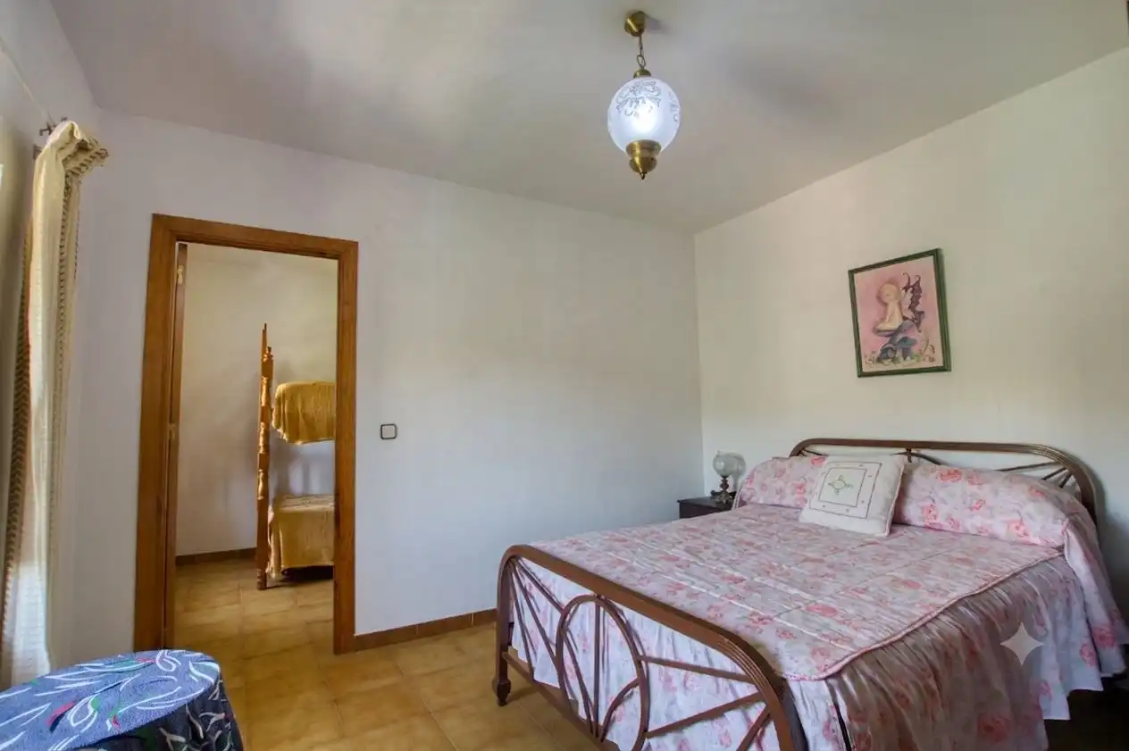 Dormitori de Casa adosada en venda en Canillas de Aceituno amb Jardí privat
