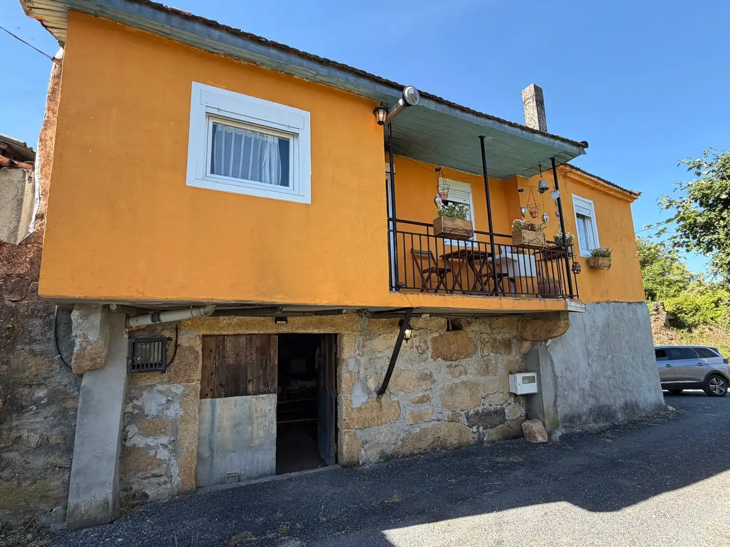 Vista exterior de Casa adosada en venda en Cartelle amb Calefacció, Jardí privat i Moblat