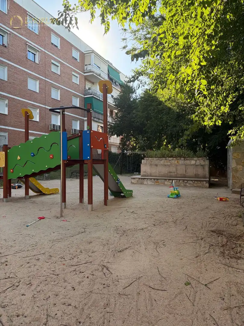 Parking de Piso en venta en Madrid con Calefacción, Piscina y Amueblado