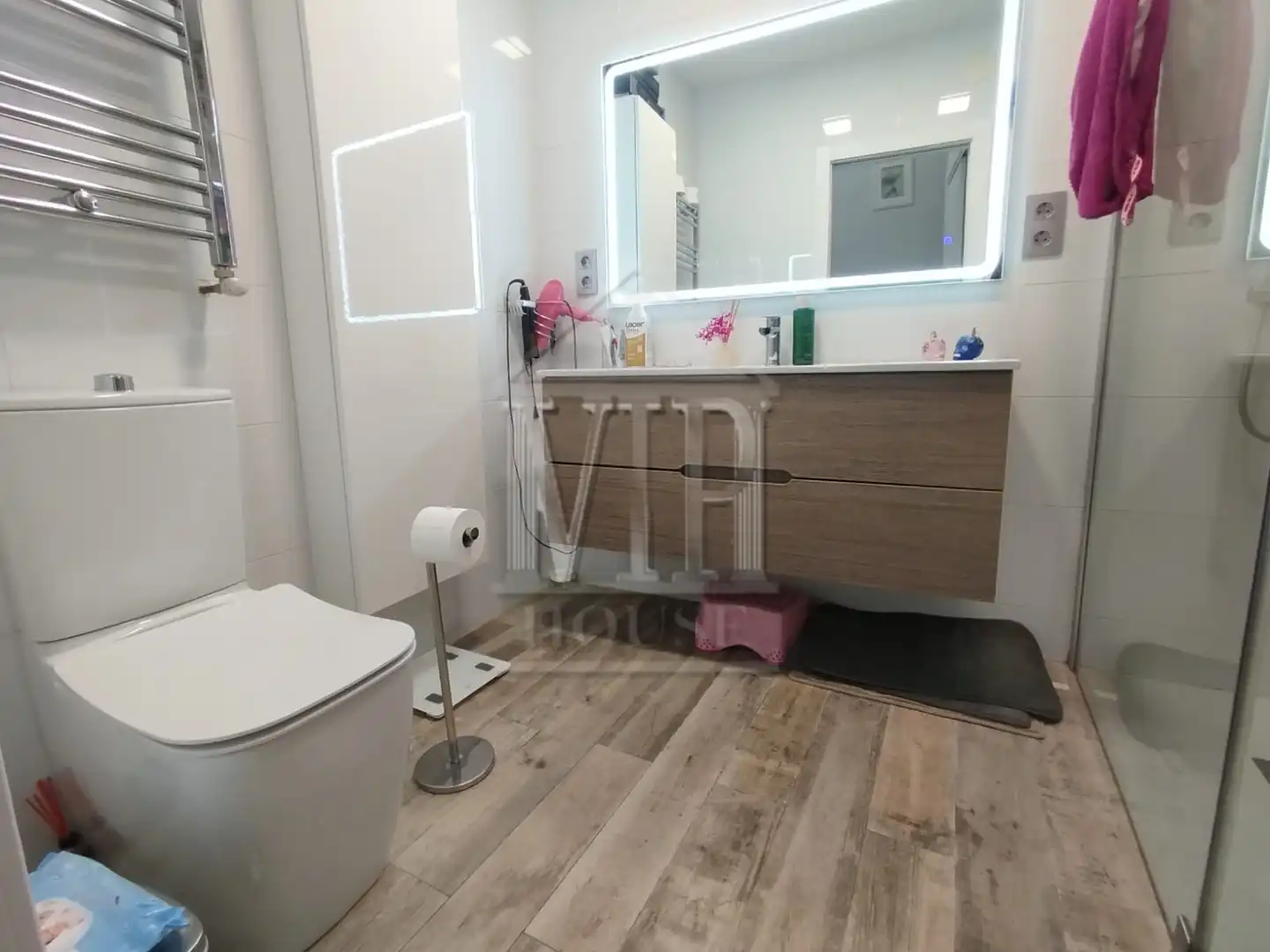 Badezimmer von Einfamilien-Reihenhaus zum Verkauf in Badalona mit Klimaanlage, Heizung und Parkett