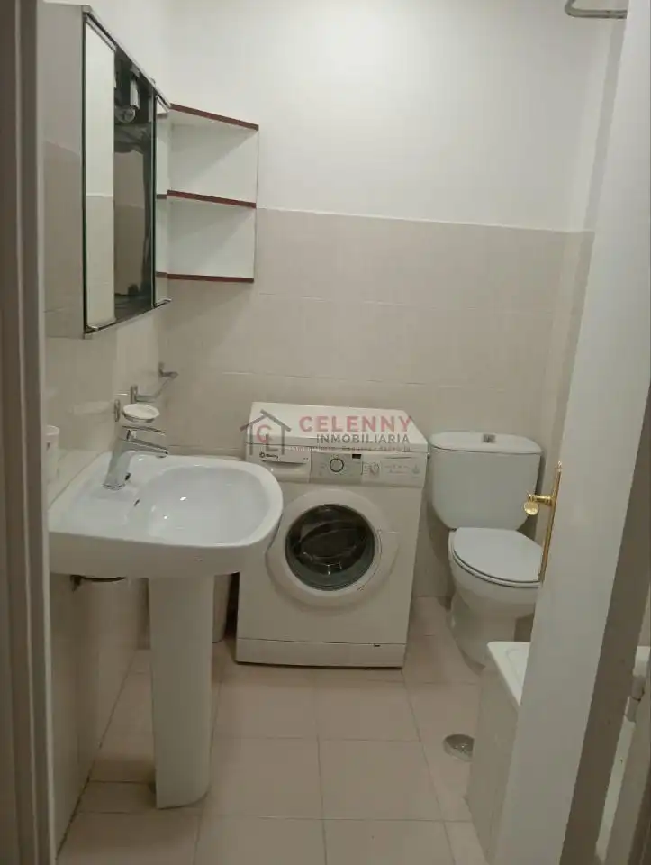 Badezimmer von Einfamilien-Reihenhaus zur Miete in San Cibrao das Viñas mit Heizung und Balkon