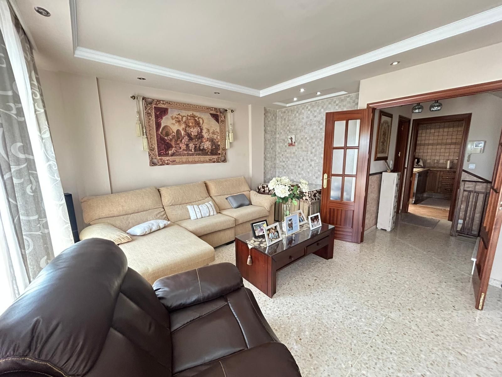 Sala d'estar de Casa adosada en venda en Antequera amb Aire condicionat, Terrassa i Traster