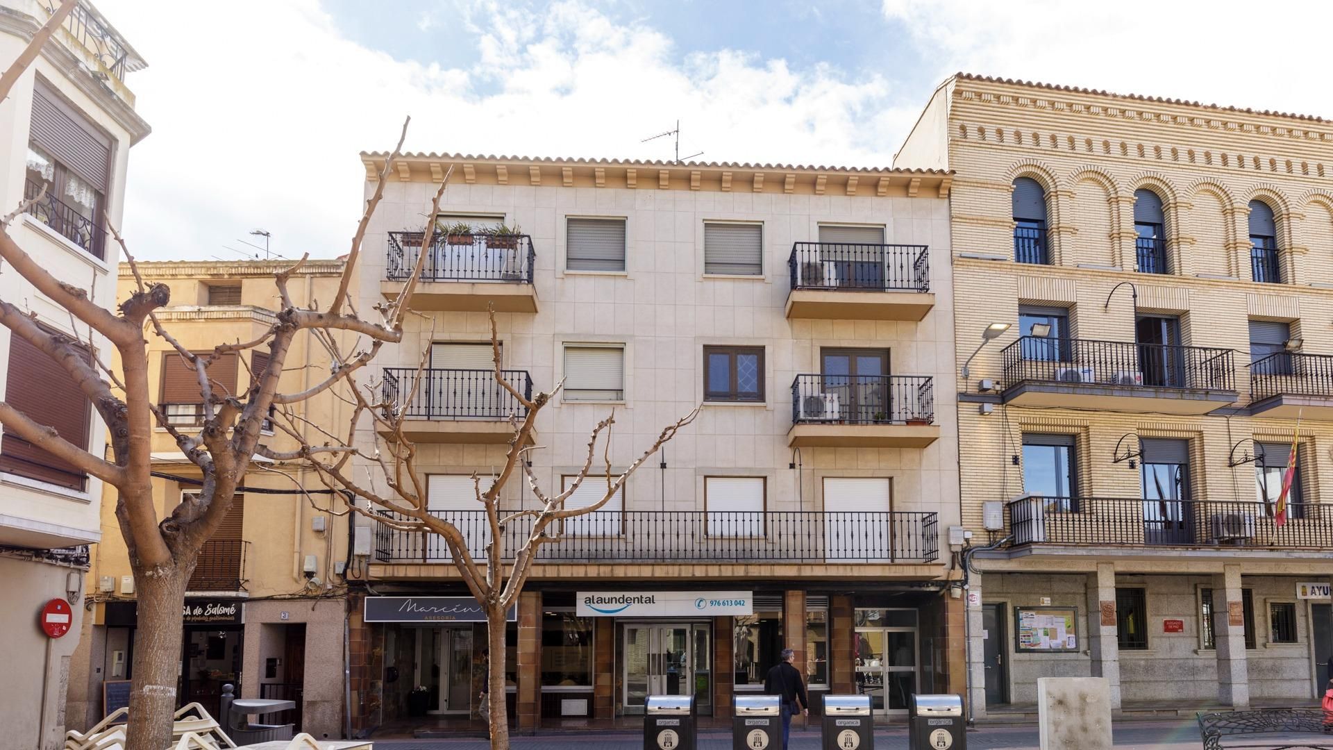 Vista exterior de Pis en venda en Alagón amb Calefacció, Terrassa i Balcó