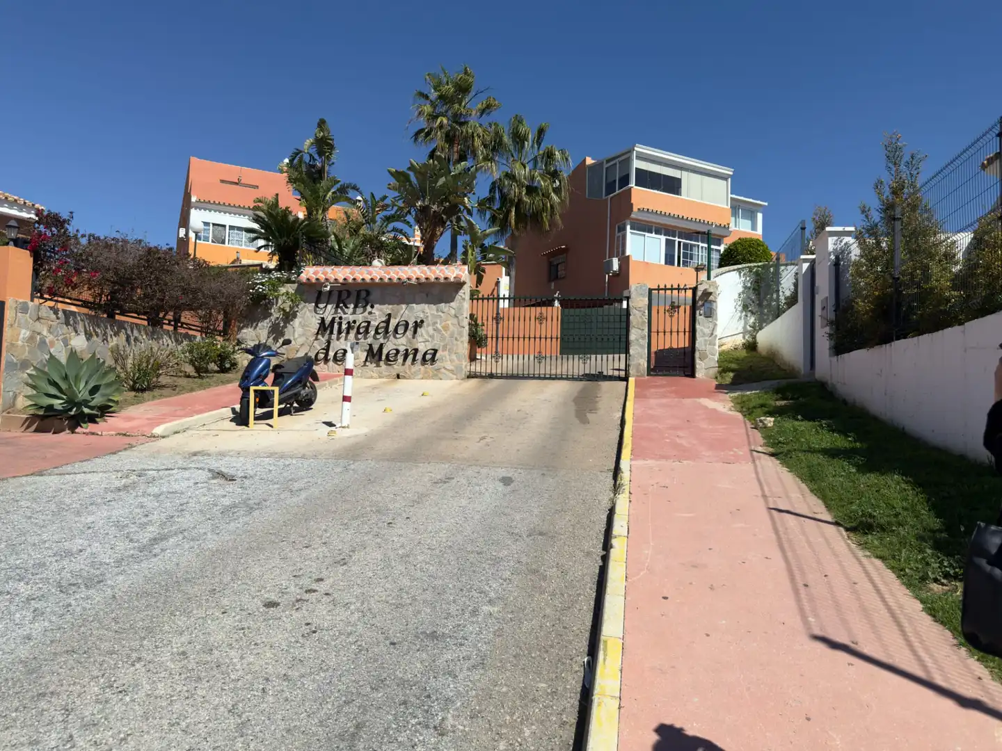 Vista exterior de Casa adosada en venda en Benalmádena amb Jardí privat, Terrassa i Traster