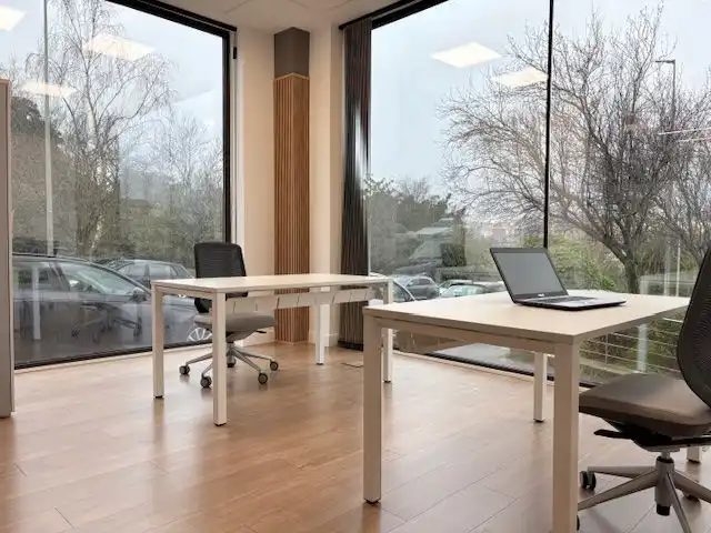Büro zur Miete in Santiago de Compostela  mit Klimaanlage, Heizung und Möbliert
