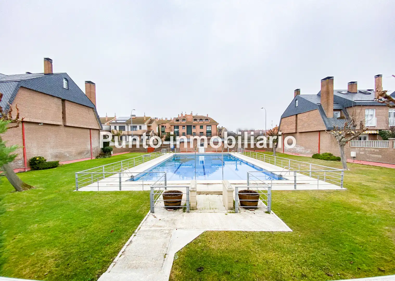 Piscina de Casa adosada en venda en Valladolid amb Calefacció, Jardí privat i Parquet