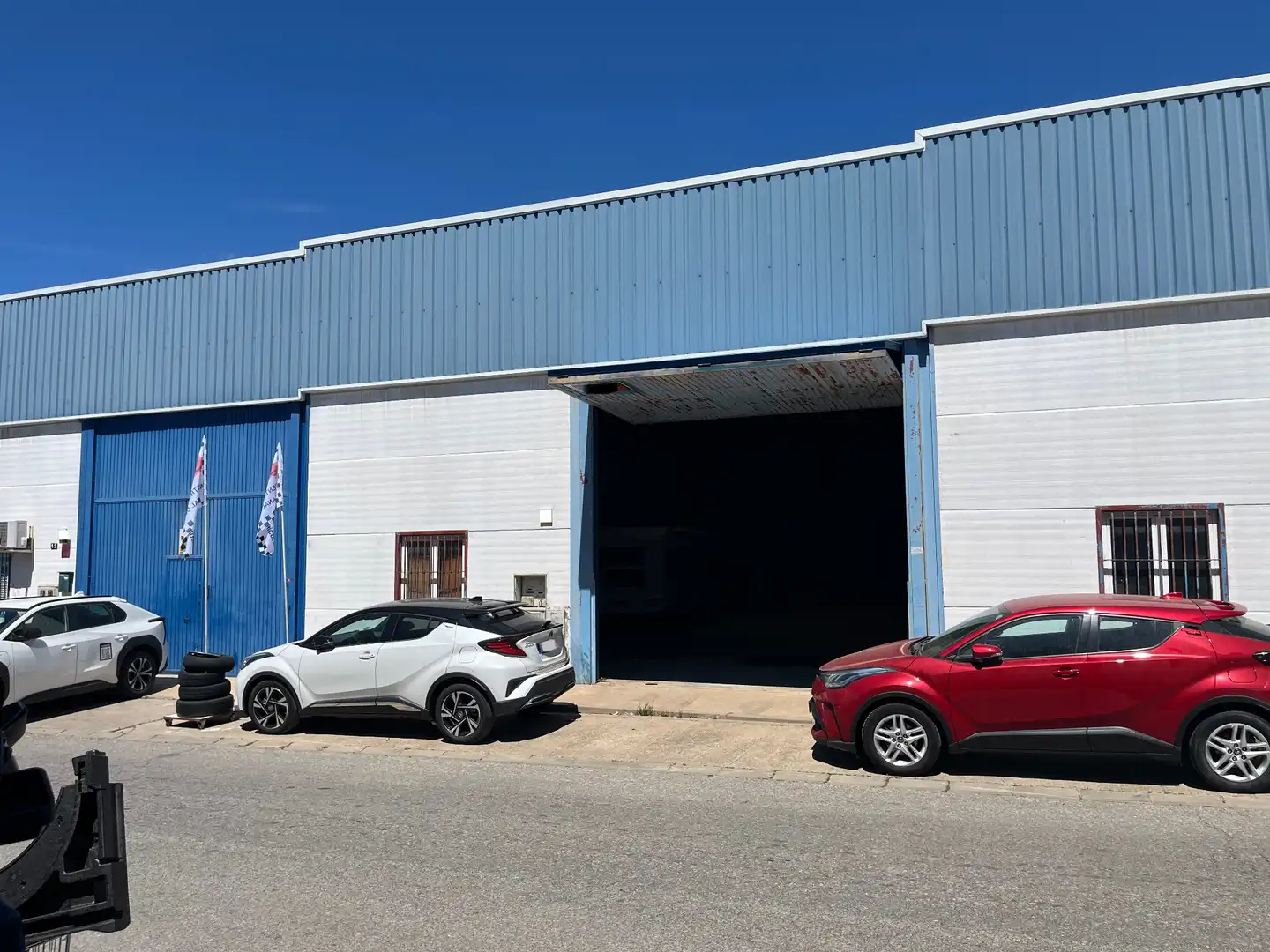 Vista exterior de Nau industrial en venda en Valencina de la Concepción