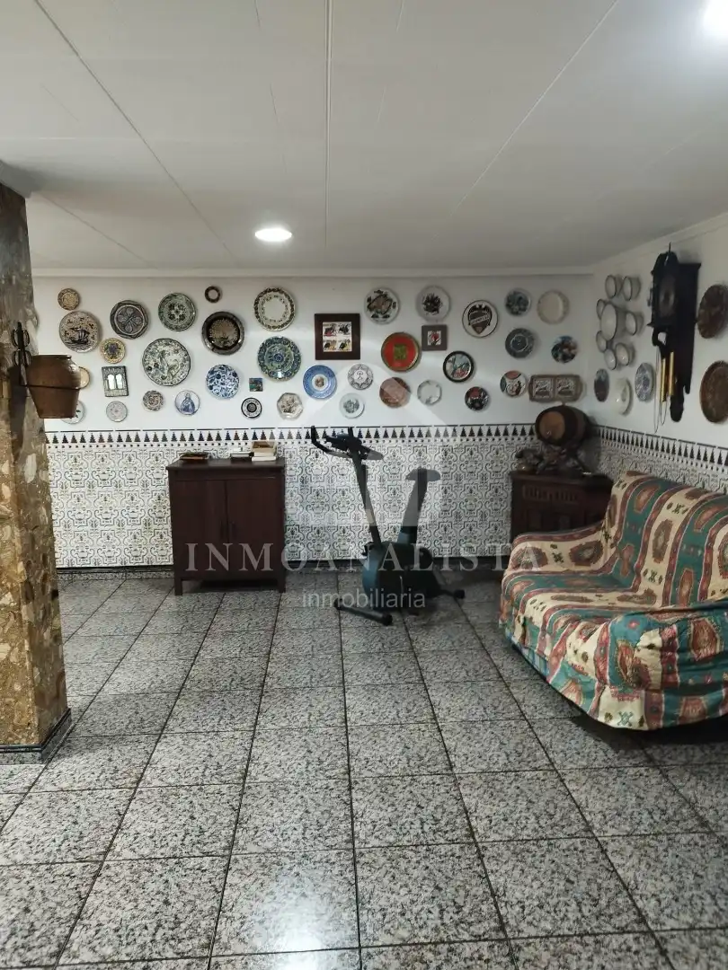 Houses for sale in Requena  with Air Conditioner, Terrace and Storage room