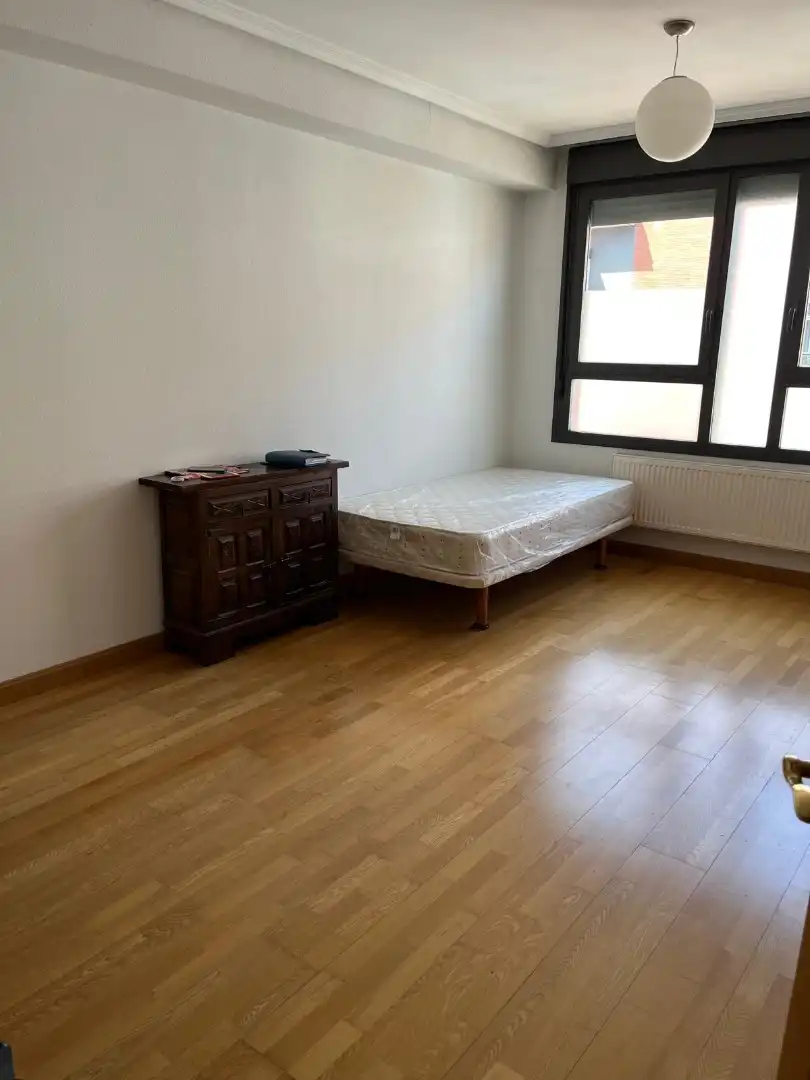 Dormitori de Apartament en venda en Burgos amb Traster