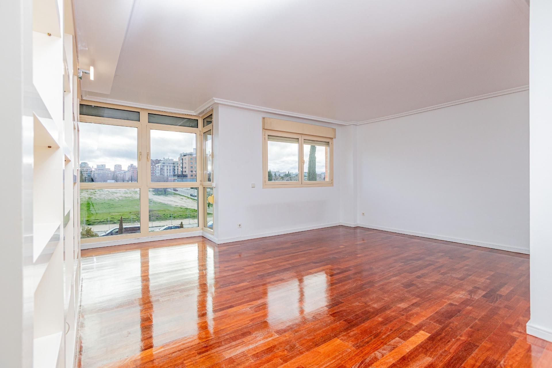 Sala d'estar de Pis en venda en  Madrid Capital amb Parquet, Traster i Piscina comunitària