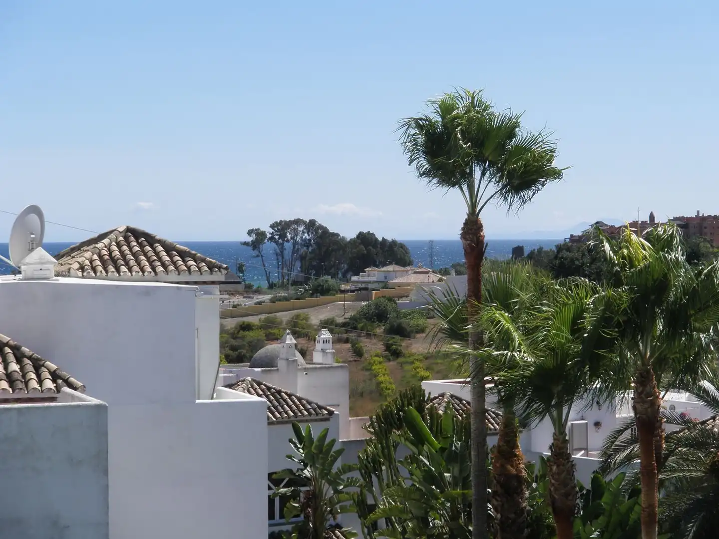 Vista exterior de Casa adosada en venda en Estepona amb Aire condicionat, Terrassa i TV