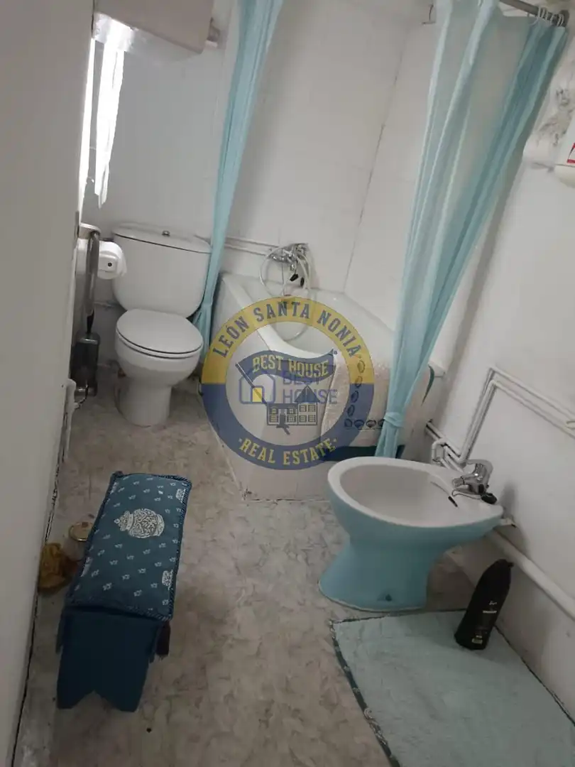 Baño de Finca rústica en venta en León Capital  con Calefacción y Parquet