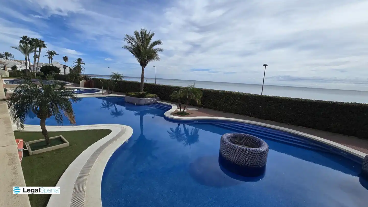 Schwimmbecken von Wohnungen zum Verkauf in La Manga del Mar Menor mit Klimaanlage, Heizung und Privatgarten