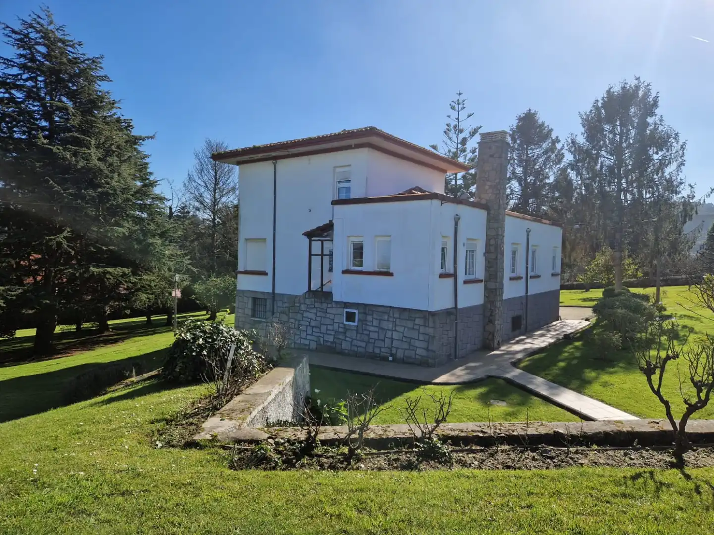 Vista exterior de Casa o xalet en venda en Castrillón amb Calefacció, Terrassa i Traster