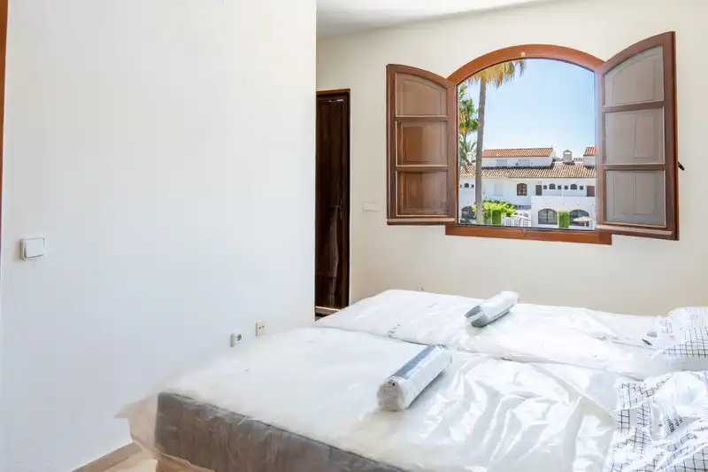 Dormitori de Casa adosada de lloguer en Estepona amb Aire condicionat, Traster i Moblat