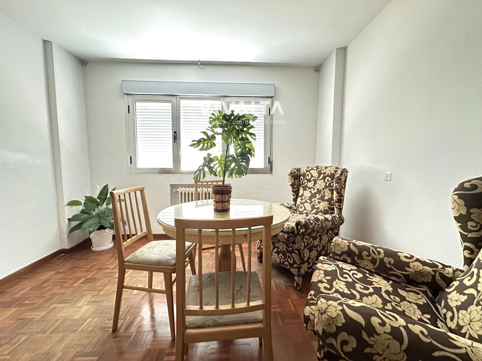 Sala d'estar de Pis en venda en  Madrid Capital amb Calefacció i Moblat