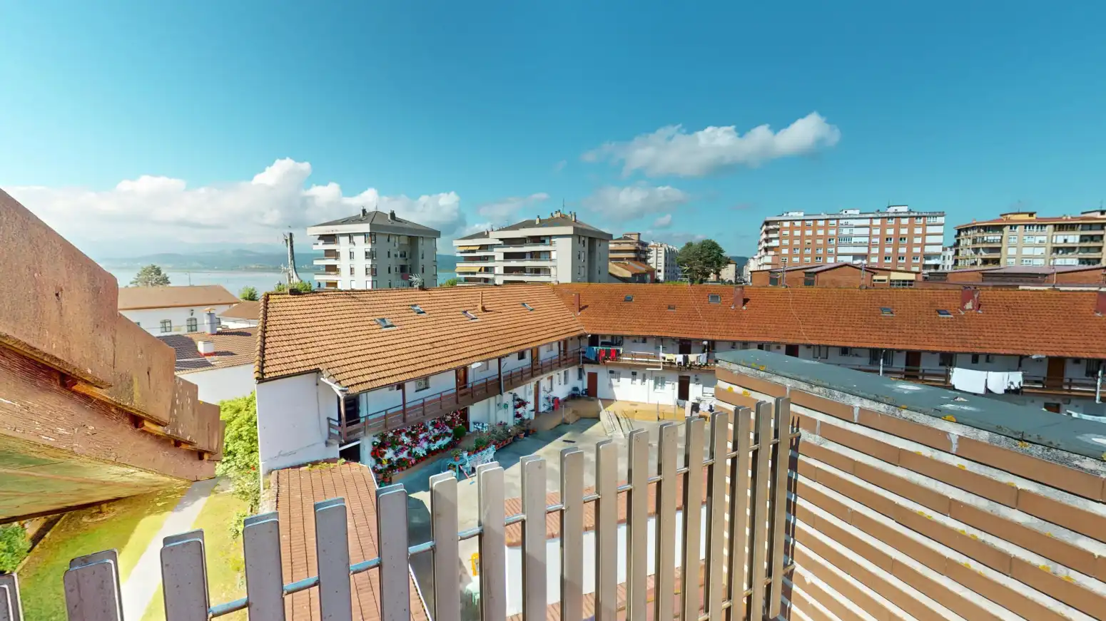 Vista exterior de Piso en venta en Santoña con Jardín privado y Terraza