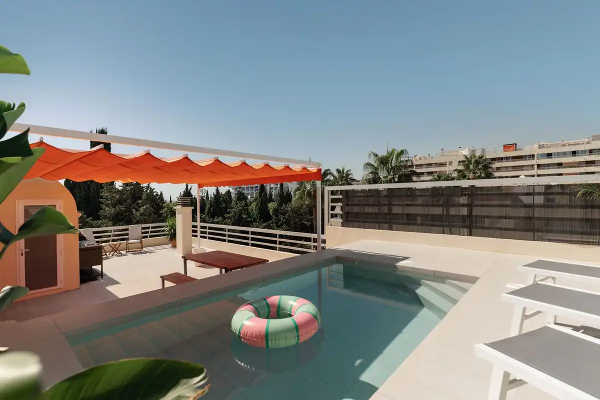 Piscina de Ático en venta en Marbella con Terraza y Piscina