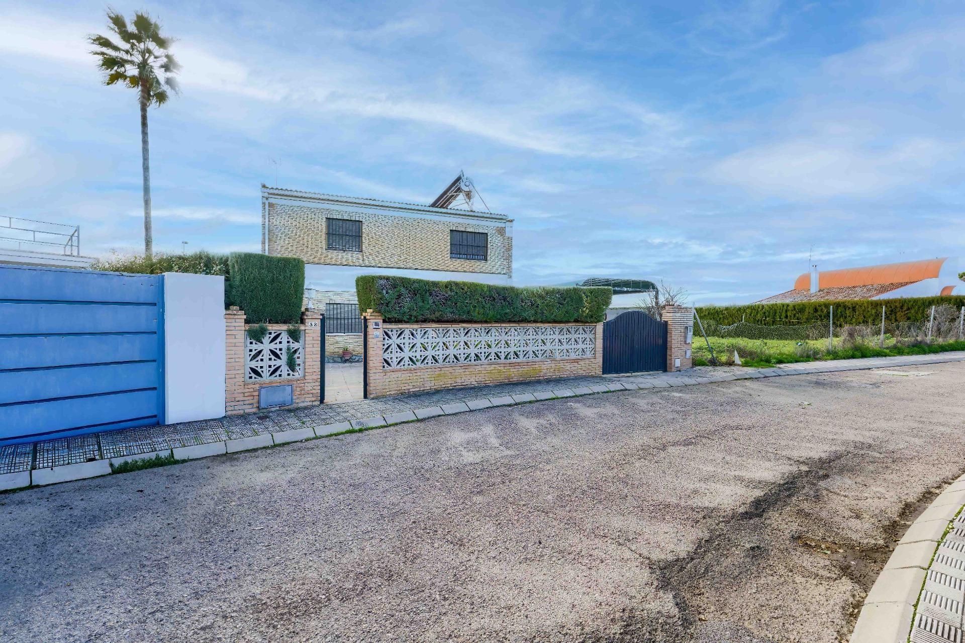 Exterior view of House or chalet for sale in Espartinas  with Air Conditioner, Private garden and Terrace