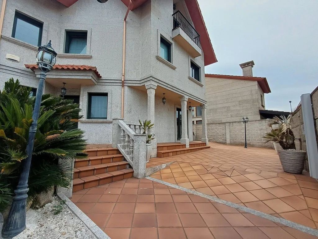Vista exterior de Casa o chalet en venta en Vigo  con Calefacción, Jardín privado y Parquet