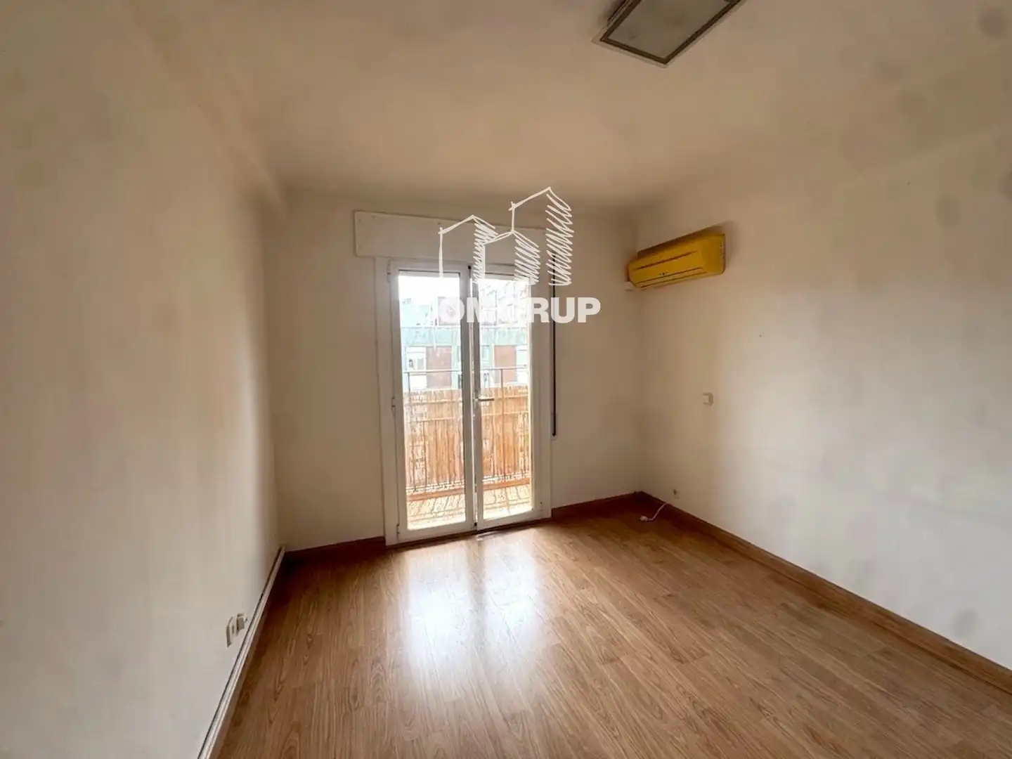 Bedroom of Flat for sale in Barcelona  with Air Conditioner, Heating and Parquet flooring