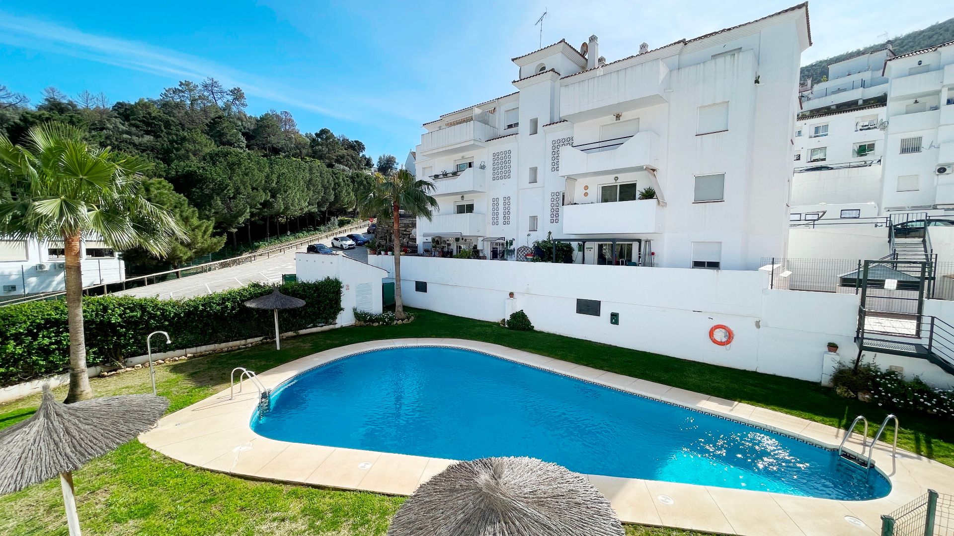 Vista exterior de Àtic en venda en Benahavís amb Aire condicionat, Terrassa i Traster