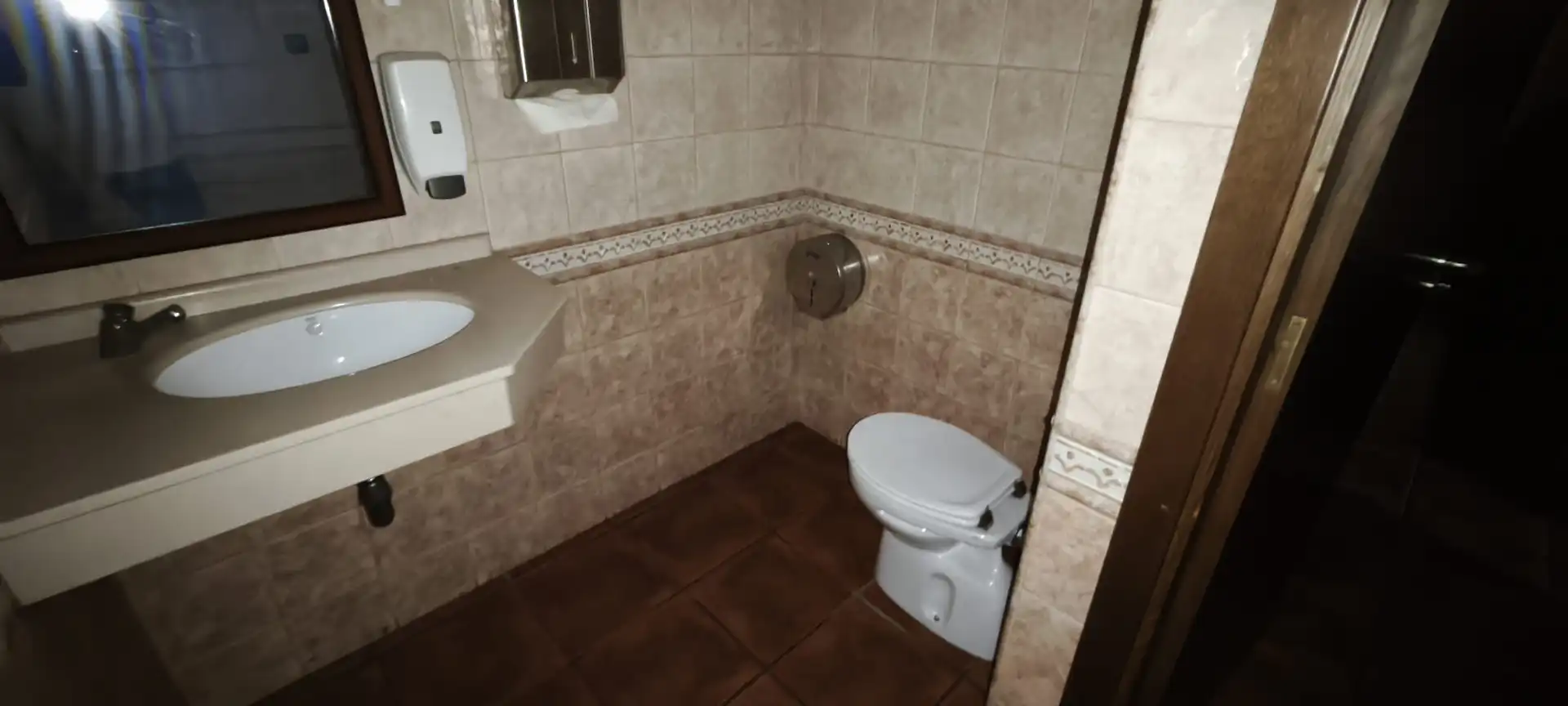 Baño de Local de alquiler en Brión con Aire acondicionado y Amueblado