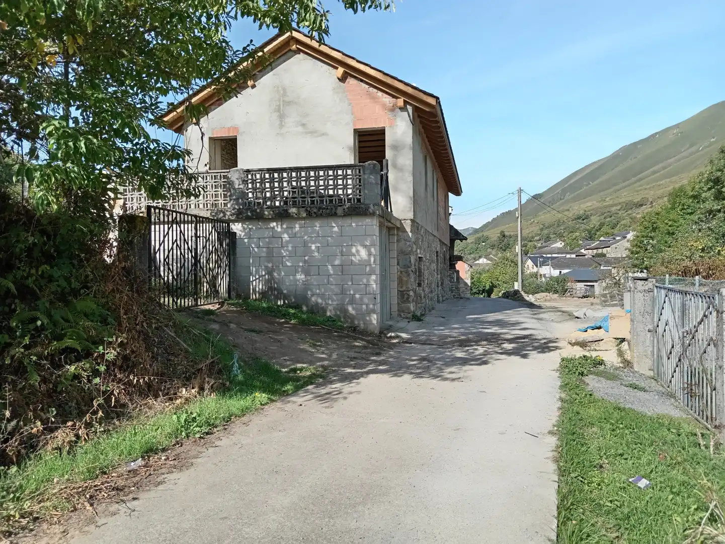 Vista exterior de Edificio en venta en Degaña